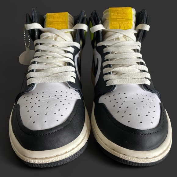 Nike Air Jordan 1 Retro High OG Volt Men’s Size 8.5 555088-118 - Picture 3 of 7